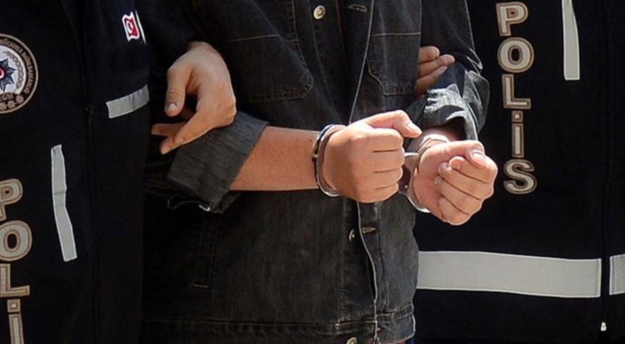 Bir kişi, hayasızca harekette bulunmaktan gözaltına alındı