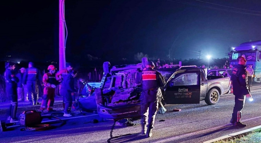 Otomobil ile pikap çarpıştı: 2 kişi can verdi!