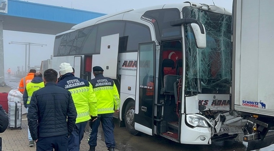 Niğde-Ankara Otoyolu'nda yolcu otobüsü önündeki TIR'a çarptı: 8 yaralı