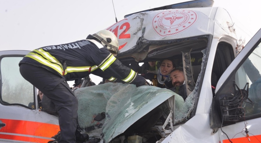 Kaza ihbarına giden ambulans, tırla çarpıştı!