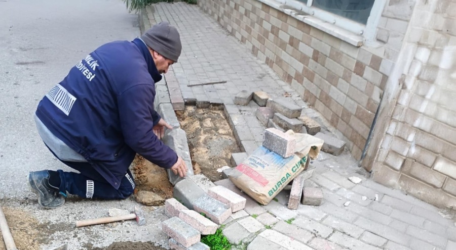 Gemlik'te sıcak asfalt, kaldırım ve parke çalışması yapılıyor