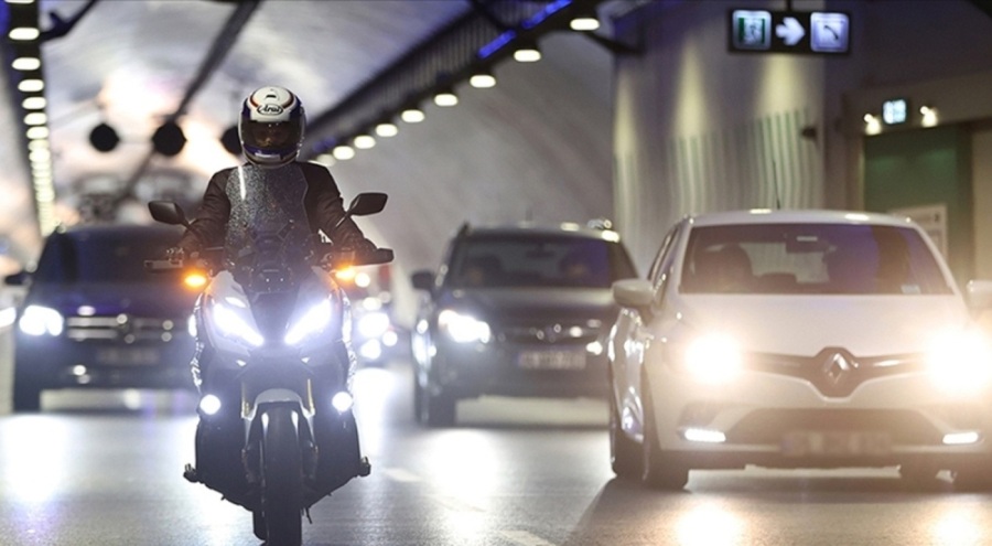 Trafiğe kapalı alanları kullanan motosikletliler yandı!