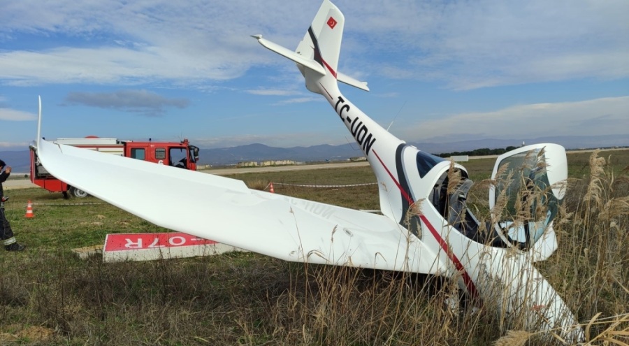 Bursa'da kaza yapan uçak pisten kaldırılıyor