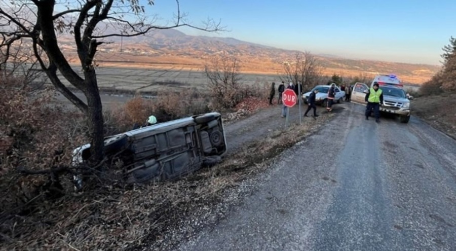 Otomobil şarampole devrildi!