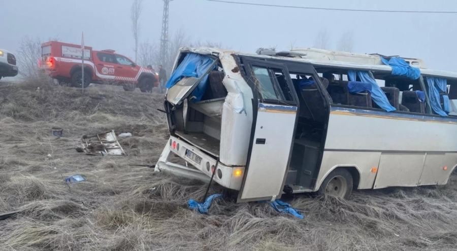 İşçileri taşıyan midibüs şarampole yuvarlandı: 1 ölü, 16 yaralı