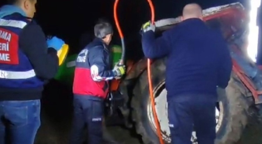 Tarlaya uçan traktörde can verdi