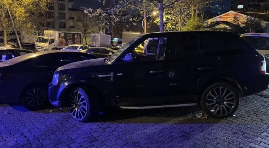 Seyir halindeki araç çapraz ateşe tutuldu!