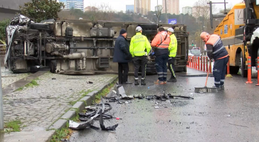 Karşı şeride geçen kamyon otomobile çarptı; 3 yaralı