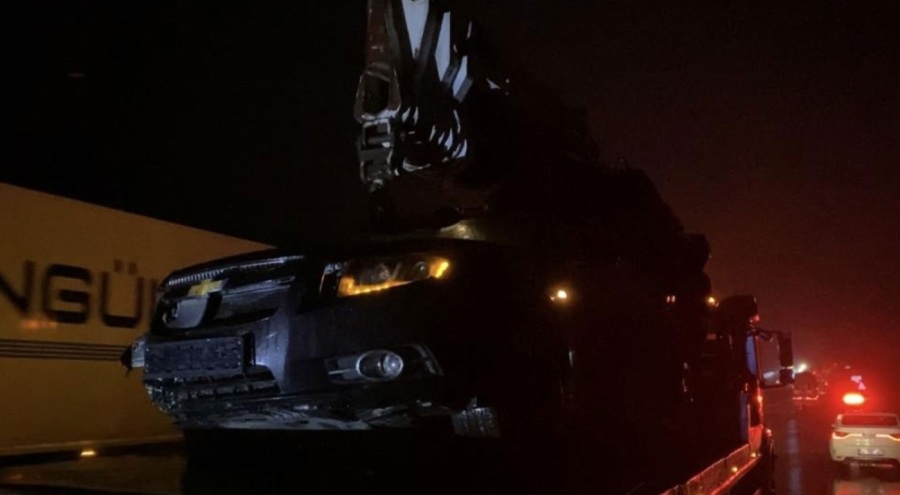 Yola reflektör koymaya çalışan sürücüye otobüs çarptı