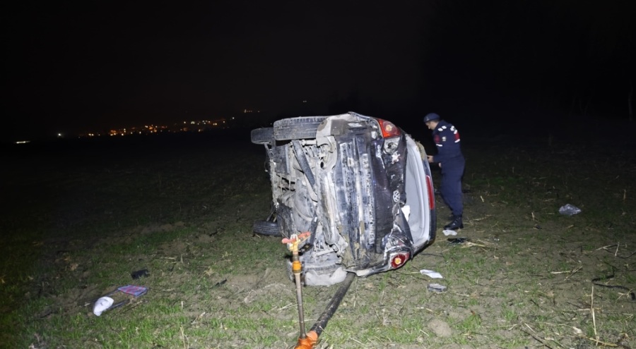 Bursa'da otomobil takla atarak tarlaya uçtu: Yaralılar var