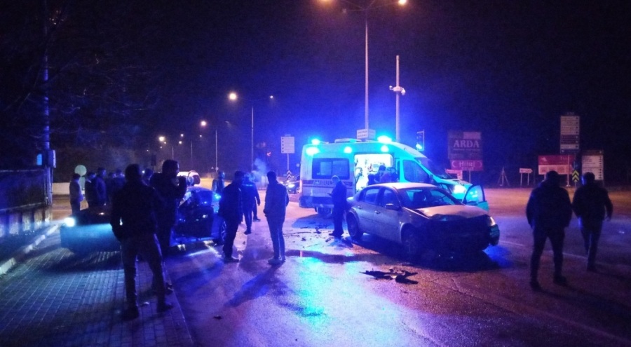 Bursa'da ambulansa yol vermek isteyen otomobiller çarpıştı! Yaralılar var...