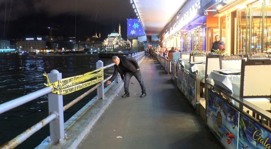 Galata Köprüsü'nde korkuluk kırılınca balık tutan kişi Haliç'e düştü