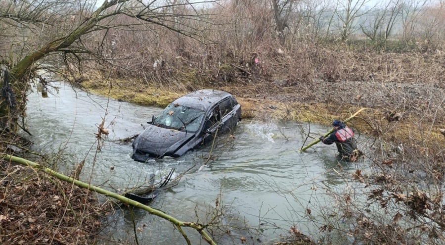 Çanakkale'de araç çaya uçtu: 1 yaralı, 1 kayıp