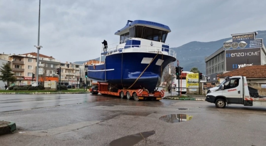 Bursa'da balıkçı teknesi TIR dorsesinde taşındı