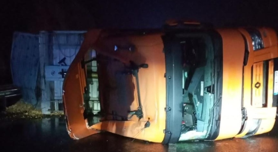 Bursa'da devrilen talaş yüklü TIR'ın şoförü yaralandı