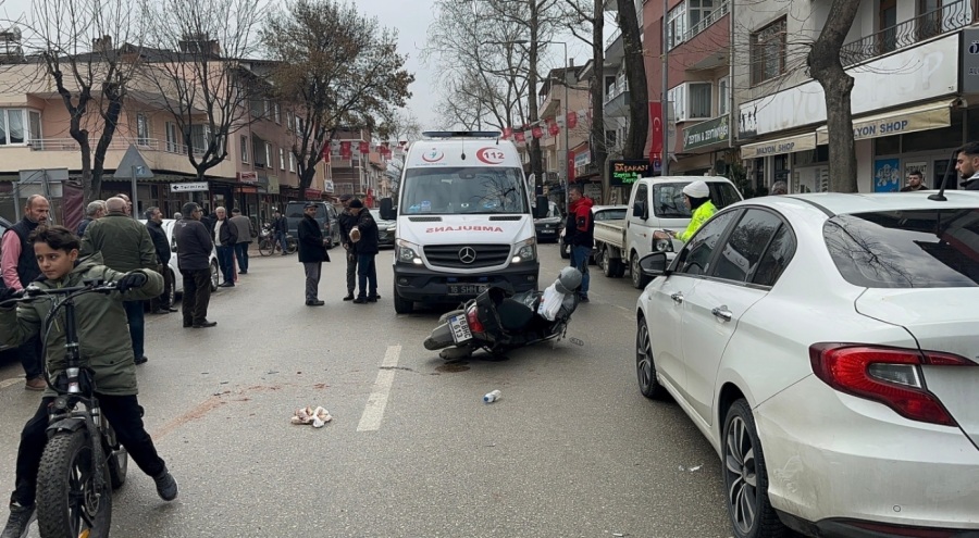 Bursa'da direksiyon hakimiyetini kaybederek düşen motosikletli yaralandı