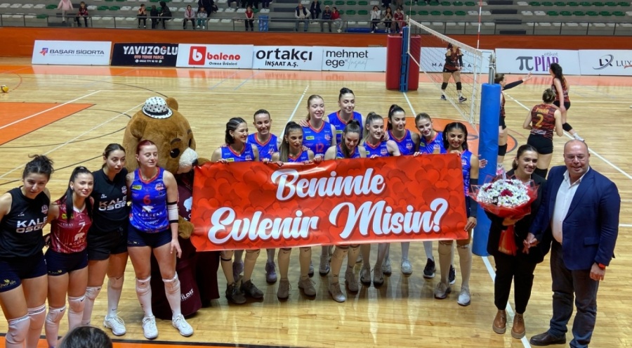 Bursa'da voleybol maçında sürpriz evlenme teklifi