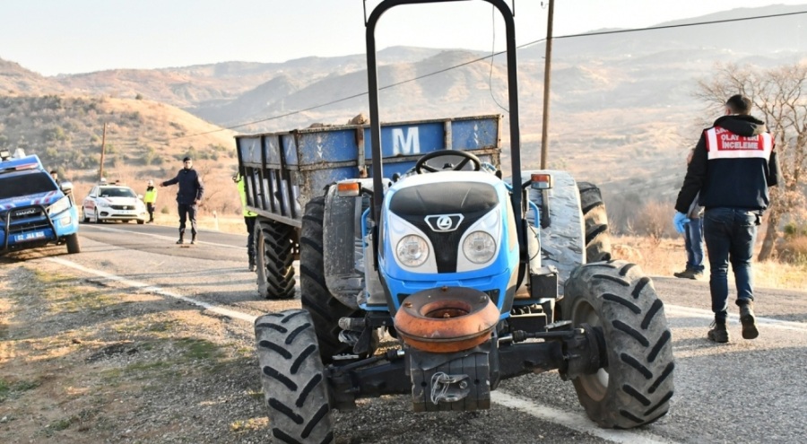 Seyir halindeki traktörden düşüp öldü