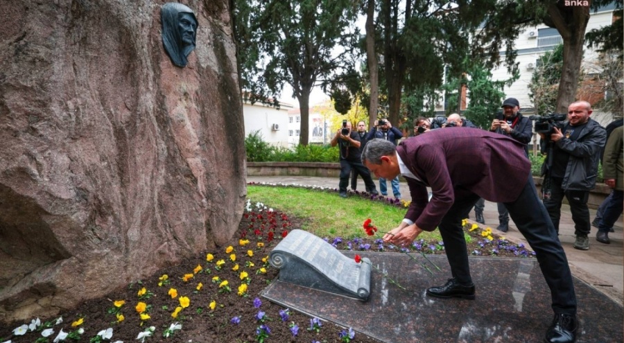 Özgür Özel, Zübeyde Hanım'ın anıt mezarına giderek karanfil bıraktı