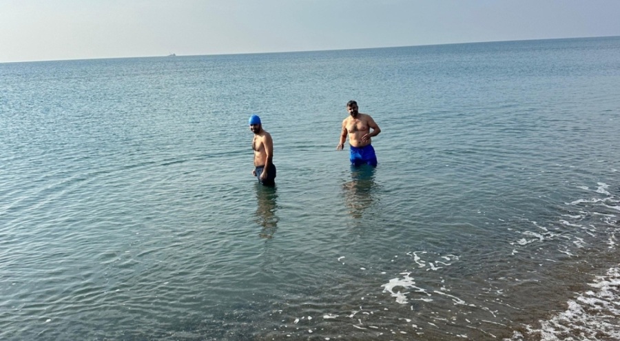 Soğuğa aldırış etmeden denize girip yüzdüler