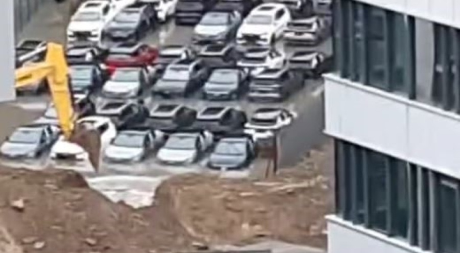 İstanbul'da lüks araçlar suya gömüldü