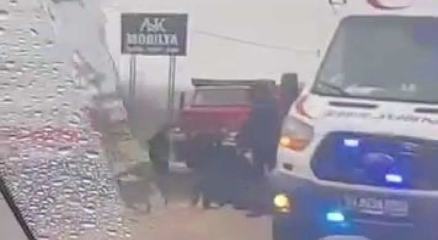 Kamyona çarpan otomobil, yol çalışması alanına devrildi