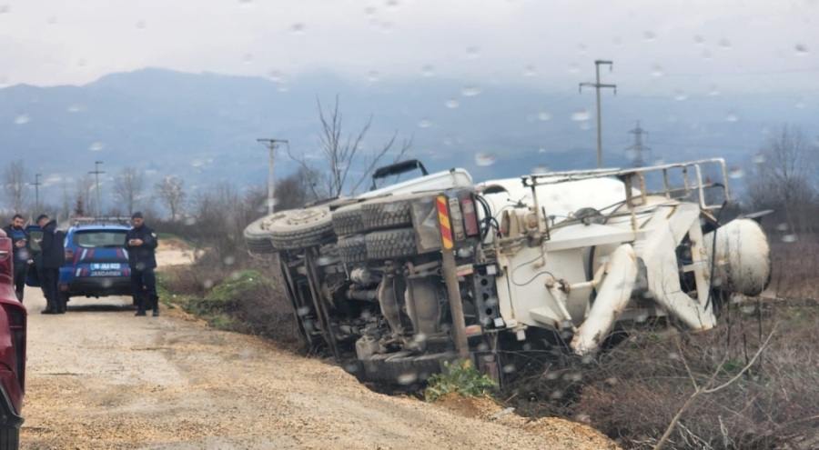 Bursa'da beton mikseri devrildi!