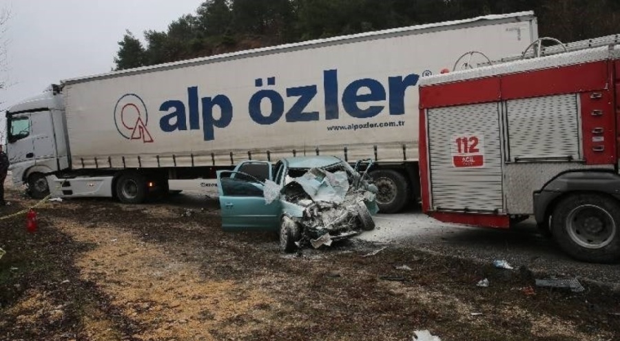 TIR otomobile çarptı: Yaralı ve ölüler var!