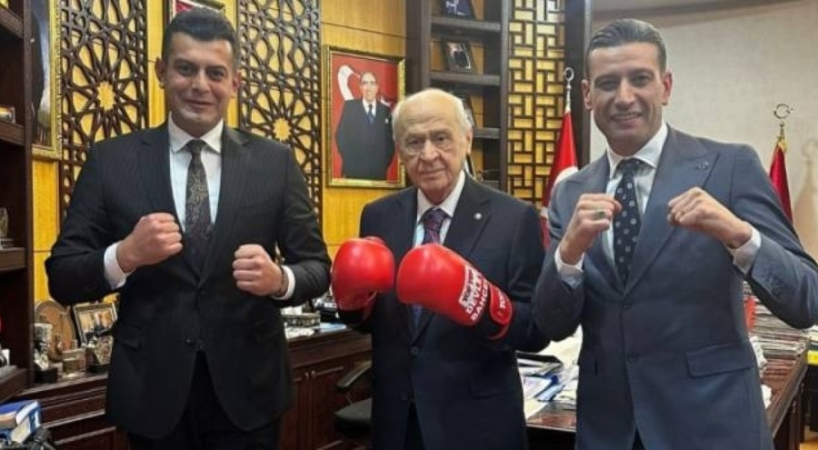 Bahçeli'den boks eldivenli poz