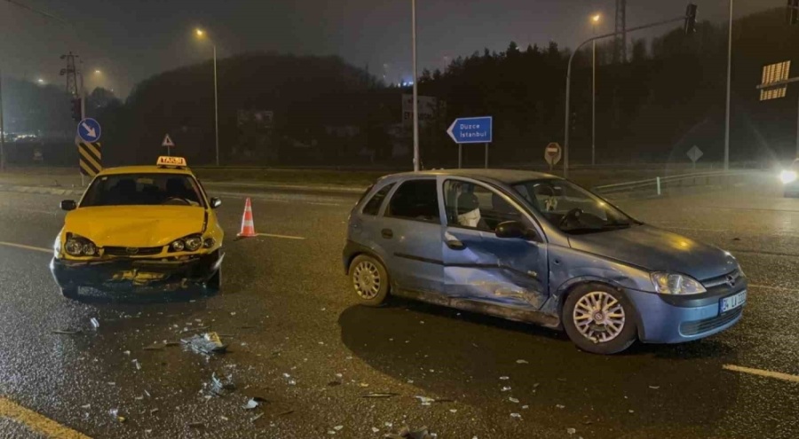 İki otomobil çarpıştı: 3 yaralı