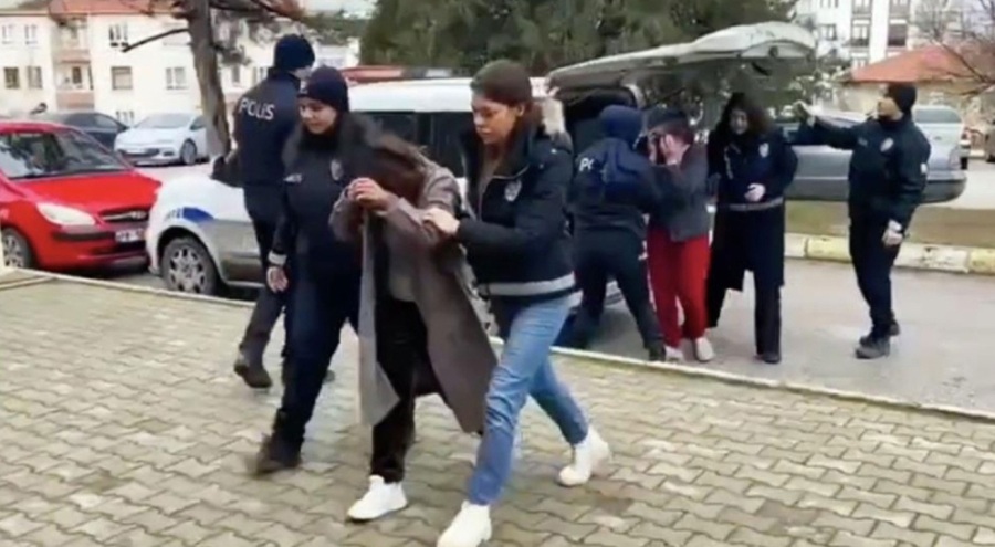 Hırsızlık yapan kadınlar yakalanmamak için kılık değiştirdi