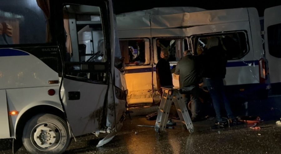 2 işçi servisi çarpıştı: 35 kişi yaralandı