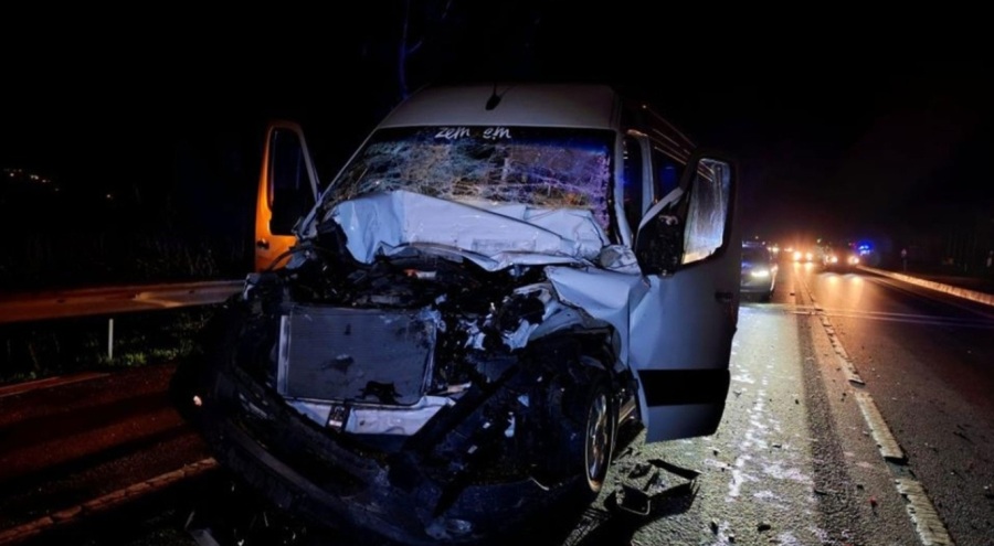 Tur minibüsü tıra arkadan çarptı: Çok sayıda yaralı var