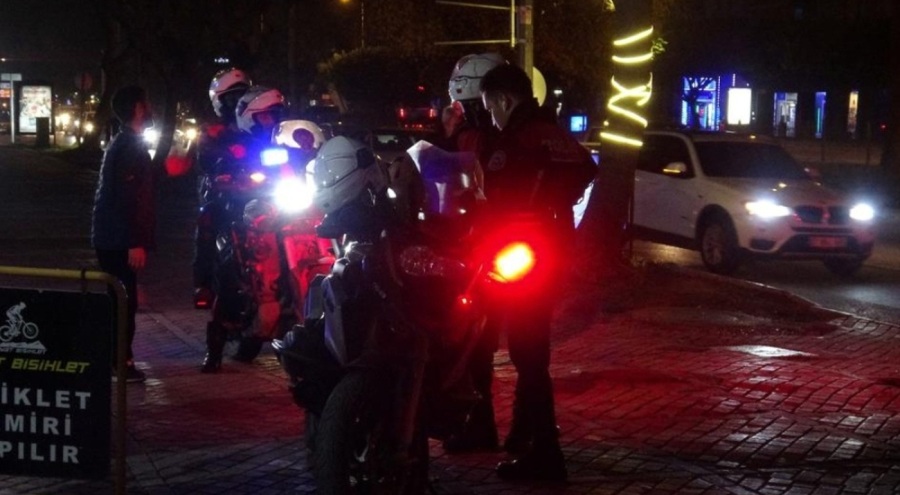 Polis timinin otomobil ile çarpışması sonucu 1 polis yaralandı