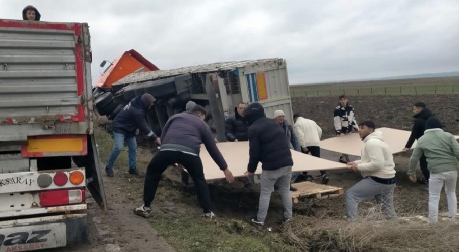 Tekirdağ'da feci kaza: Kamyon tarlaya devrildi