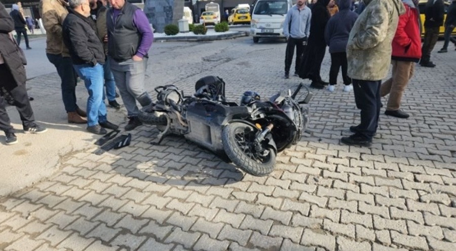 Otomobille çarpışan motosiklet sürücüsü yaralandı