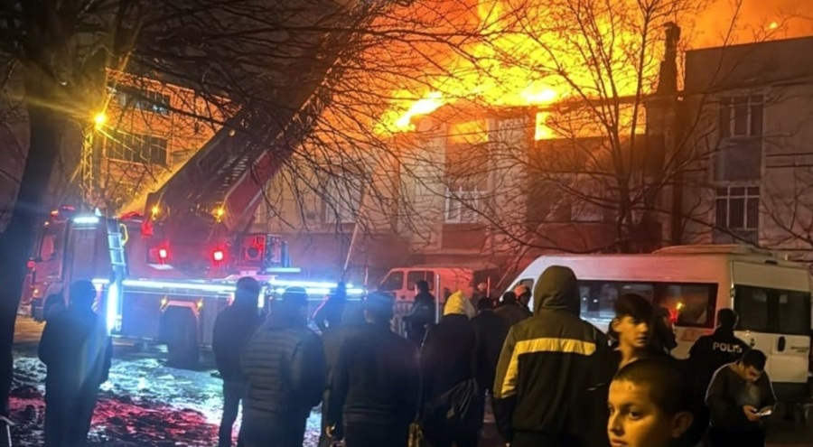 Apartmanda yangın! Yükselen alevler yan binalara sıçradı