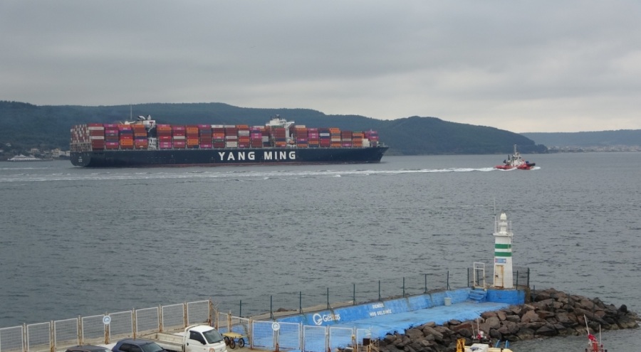 Çanakkale Boğazı'ndan geçen dev konteyner gemileri boğazı kapattı