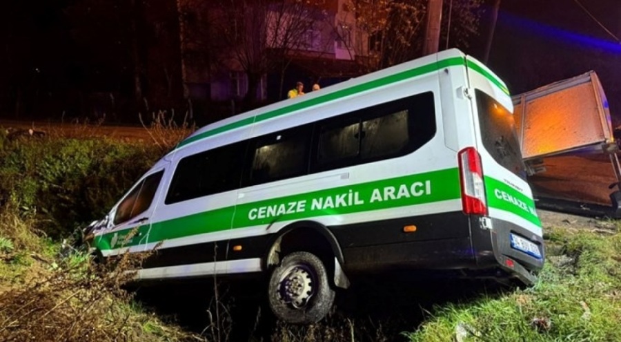 Cenaze nakil aracı su kanalına uçtu! 10 yaralı