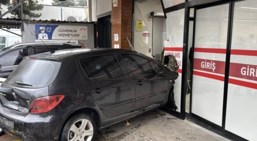 Cipin çarptığı otomobil acile girdi