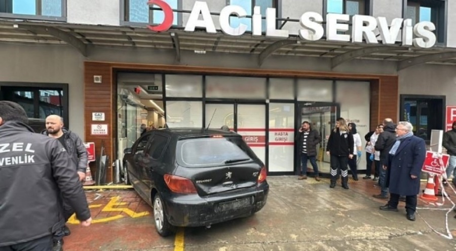 Lüks aracın çarptığı otomobil hastane aciline girdi