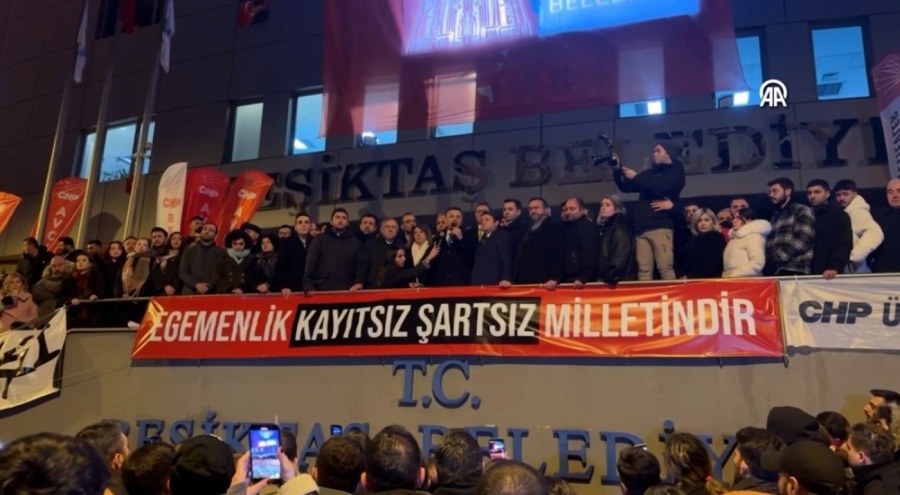 Beşiktaş Belediyesi önünde protesto gösterisi