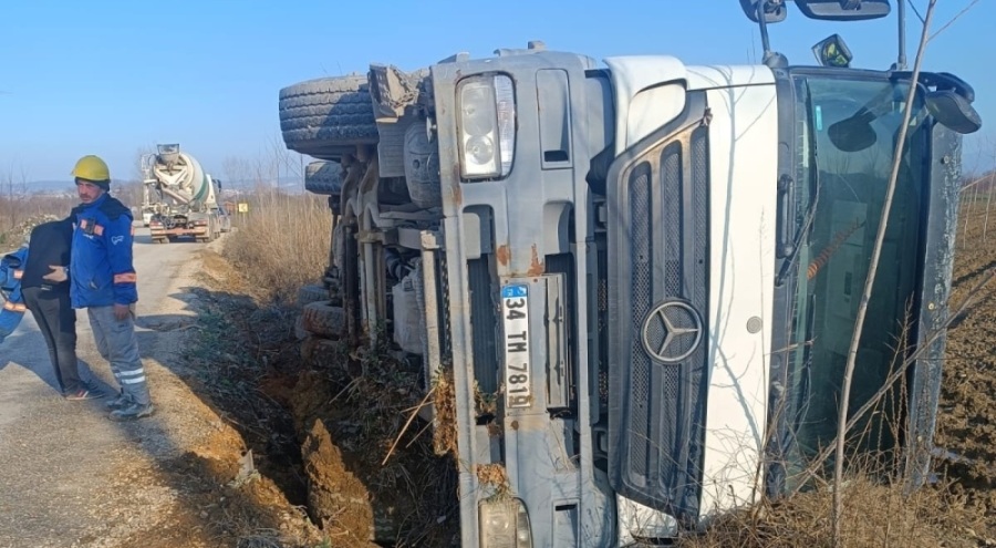 Bursa'da devrilen beton mikserinin sürücüsü yaralandı