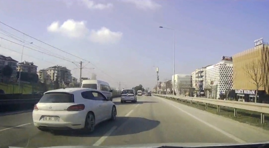 Bursa'da trafikte makas atan sürücü kamerada