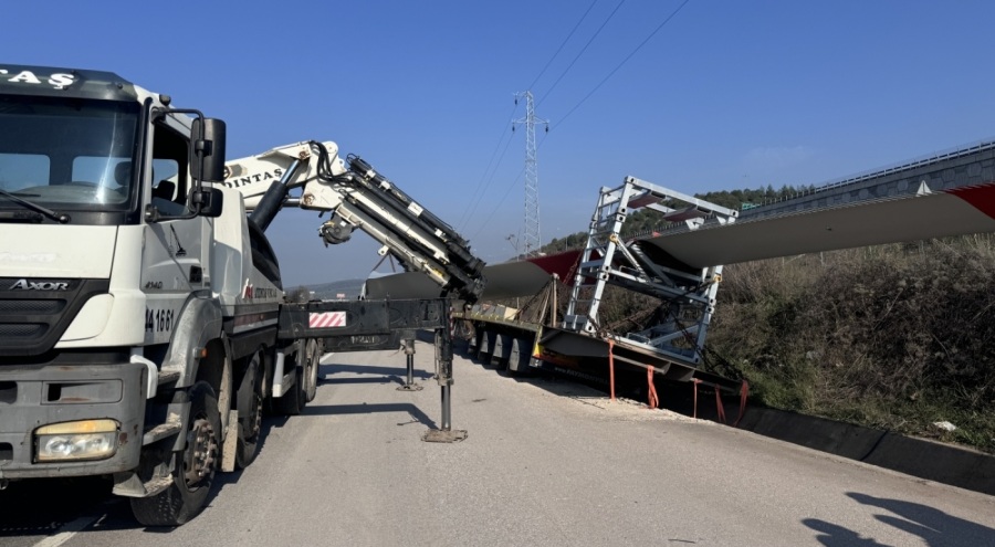 Bursa'da rüzgar türbinin kanadını taşıyan tır su kanalına düştü, trafik durdu