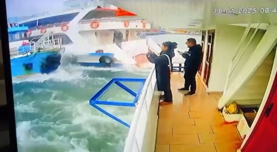 Yolcu vapuru balıkçı teknesine çarptı