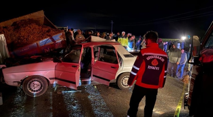 Otomobil park halindeki römorka çarptı: 1 ölü, 3 yaralı