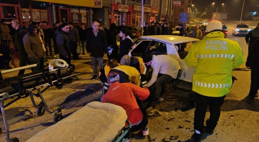 Bursa'da kaza! İki otomobilin çarpıştı: 5 kişi yaralandı