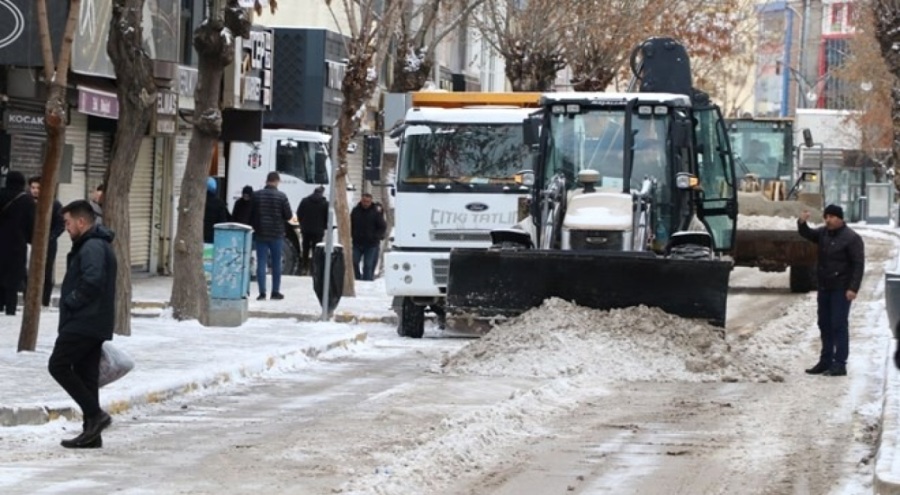 Van'da kar yağışı sonucu 255 yerleşim yeri ulaşıma kapandı