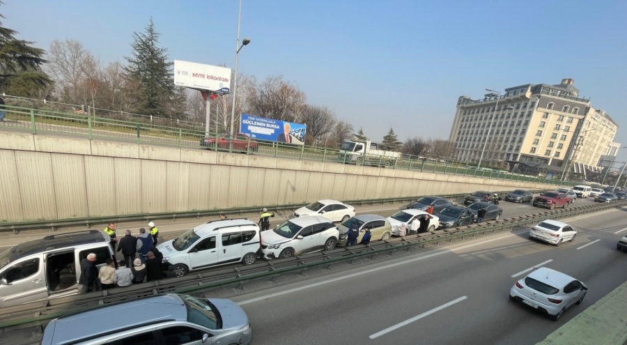 Bursa'da 7 araçlık zincirleme kaza!